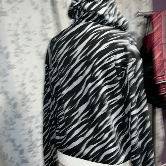 Nwt just be hoodie - Picture 3 of 8